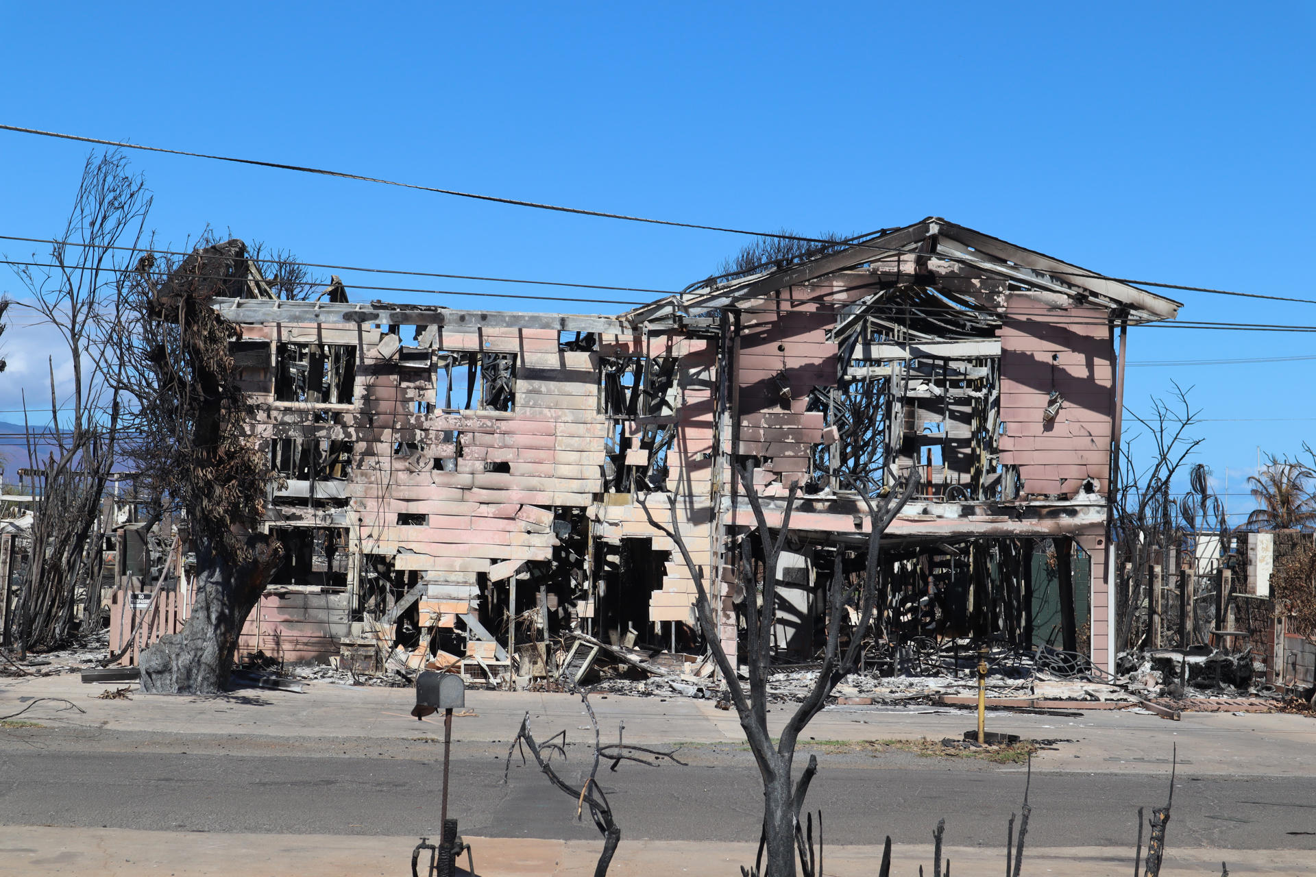 Fotografía de escombros tras un incendio, el 20 de agosto de 2023, en Lahaina (EE.UU.). EFE/Octavio Guzmán