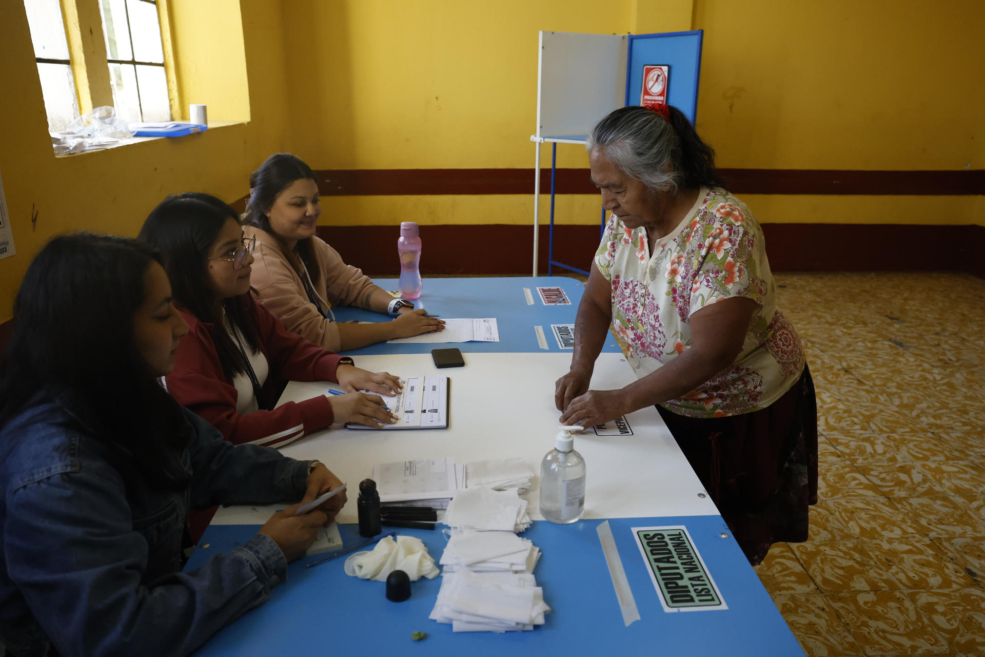 Una persona acude a votar para la segunda vuelta de las elecciones presidenciales hoy, en Ciudad de Guatemala (Guatemala). EFE/Esteban Biba