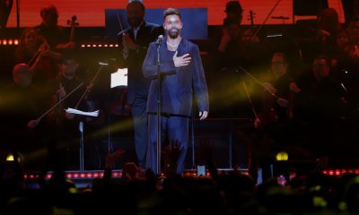 El cantante puertorriqueño Ricky Martin fue registrado este domingo, 27 de agosto, durante un concierto junto a la Orquesta Sinfónica de Puerto Rico, dirigida por Ángel Cucco Peña, en el Coliseo José Miguel Agrelot, en San Juan (Puerto Rico). EFE/Thais Llorca