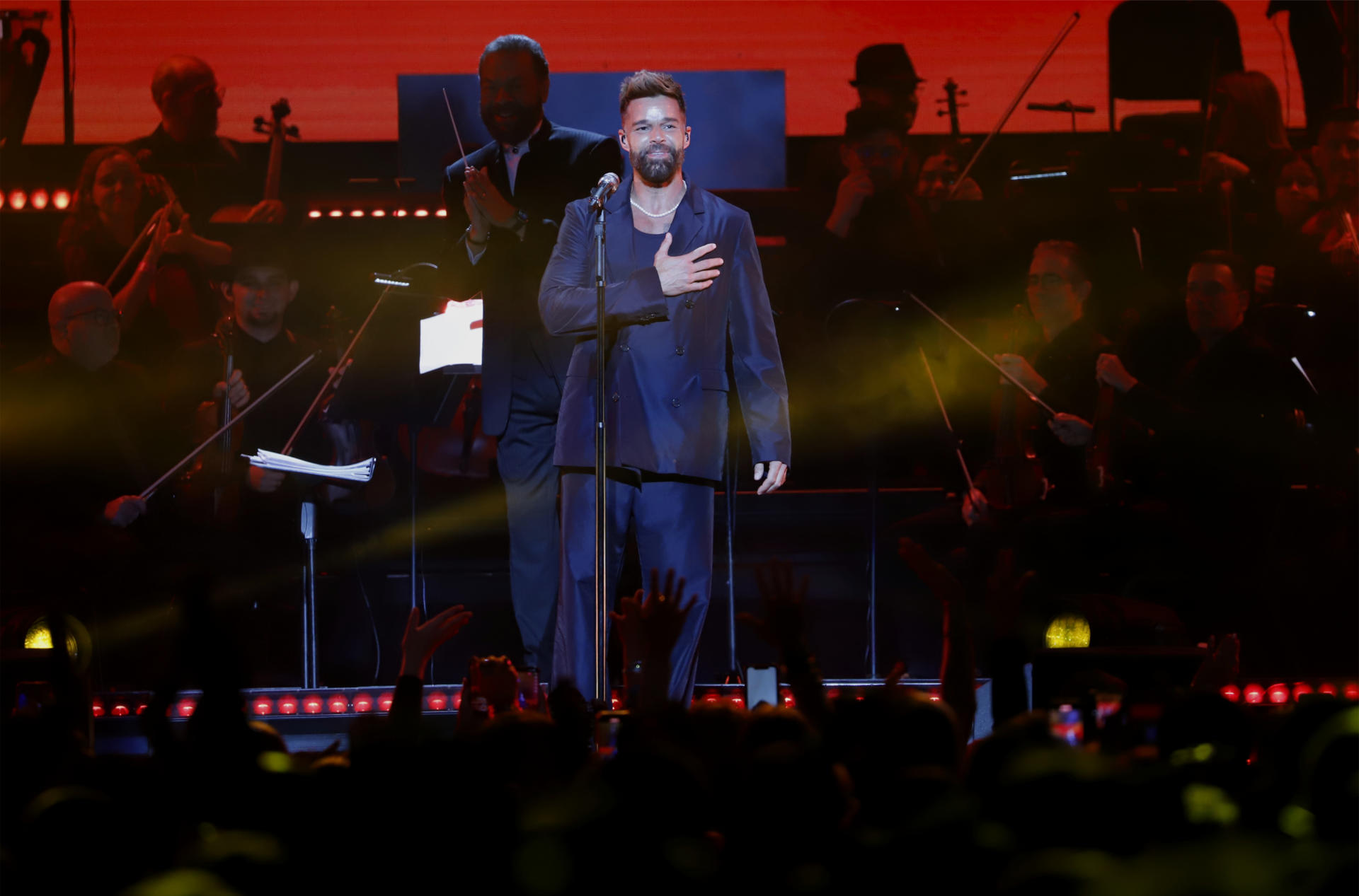 El cantante puertorriqueño Ricky Martin fue registrado este domingo, 27 de agosto, durante un concierto junto a la Orquesta Sinfónica de Puerto Rico, dirigida por Ángel Cucco Peña, en el Coliseo José Miguel Agrelot, en San Juan (Puerto Rico). EFE/Thais Llorca