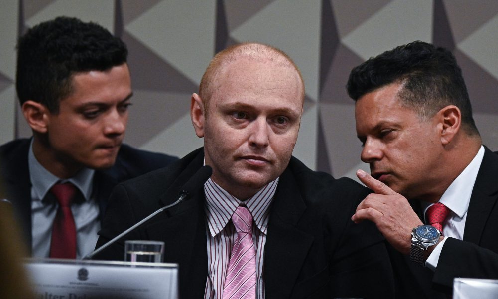 El experto en informática Walter Delgatti (c) declara hoy ante la Comisión Parlamentaria Mixta de Investigación (CPMI) sobre los actos antidemocráticos del 8 de enero contra el Senado Federal, en Brasilia (Brasil). EFE/André Borges