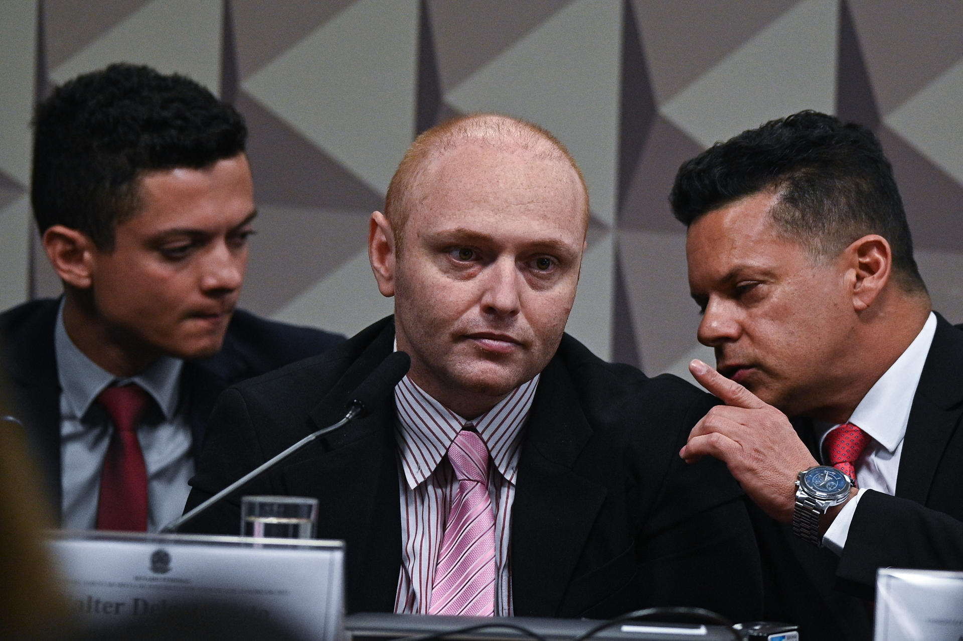 El experto en informática Walter Delgatti (c) declara hoy ante la Comisión Parlamentaria Mixta de Investigación (CPMI) sobre los actos antidemocráticos del 8 de enero contra el Senado Federal, en Brasilia (Brasil). EFE/André Borges