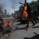 Manifestantes montan una barricada en llamas durante una marcha para exigir seguridad contra las pandillas en Puerto Príncipe (Haití). EFE/ Johnson Sabin