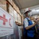 Trabajadores de la Cruz Roja venezolana acomodan cajas con ayuda humanitaria en Caracas (Venezuela). Foto de archivo. EFE/ Rayner Peña