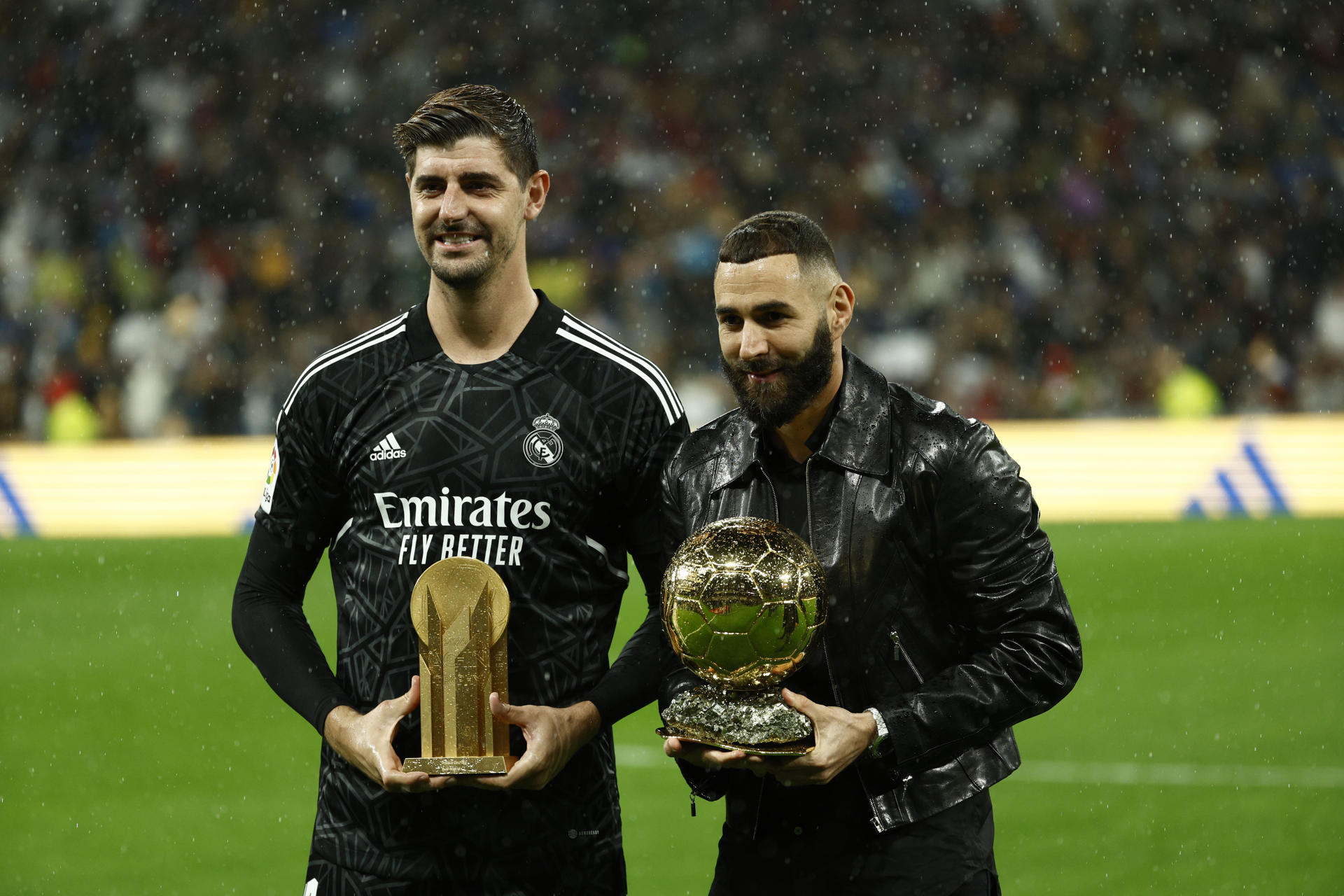 El francés Karim Benzema (d) y el belga Thibaut Courtois, posan con el Balón de Oro y el Trofeo Yashin respectivamente, en una foto de archivo. EFE / Rodrigo Jiménez.