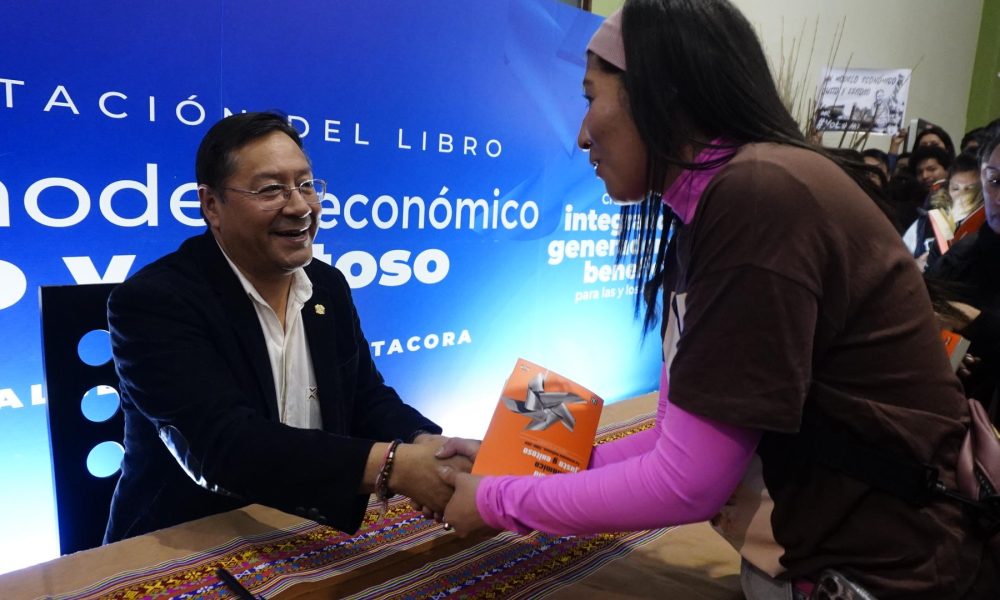 El presidente de Bolivia, Luis Arce, presenta su libro "Un modelo económico justo y exitosos" este 12 de agosto de 2023, en la Feria Internacional del Libro en La Paz (Bolivia). EFE/ Javier Mamani
