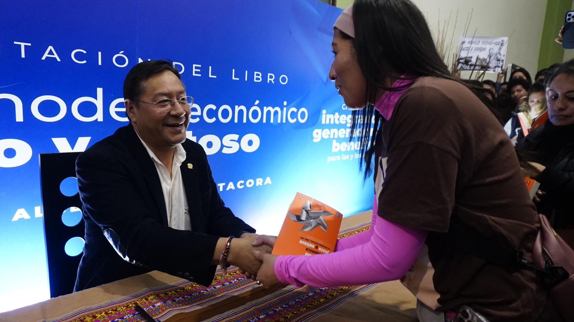 El presidente de Bolivia, Luis Arce, presenta su libro "Un modelo económico justo y exitosos" este 12 de agosto de 2023, en la Feria Internacional del Libro en La Paz (Bolivia). EFE/ Javier Mamani