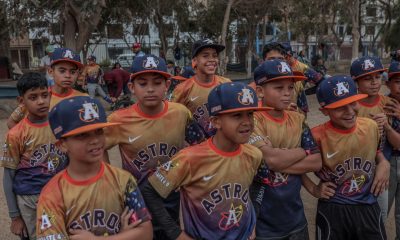Varios niños juegan béisbol en una cancha el 11 de agosto de 2023, en Lima (Perú). EFE/Aldair Mejía
