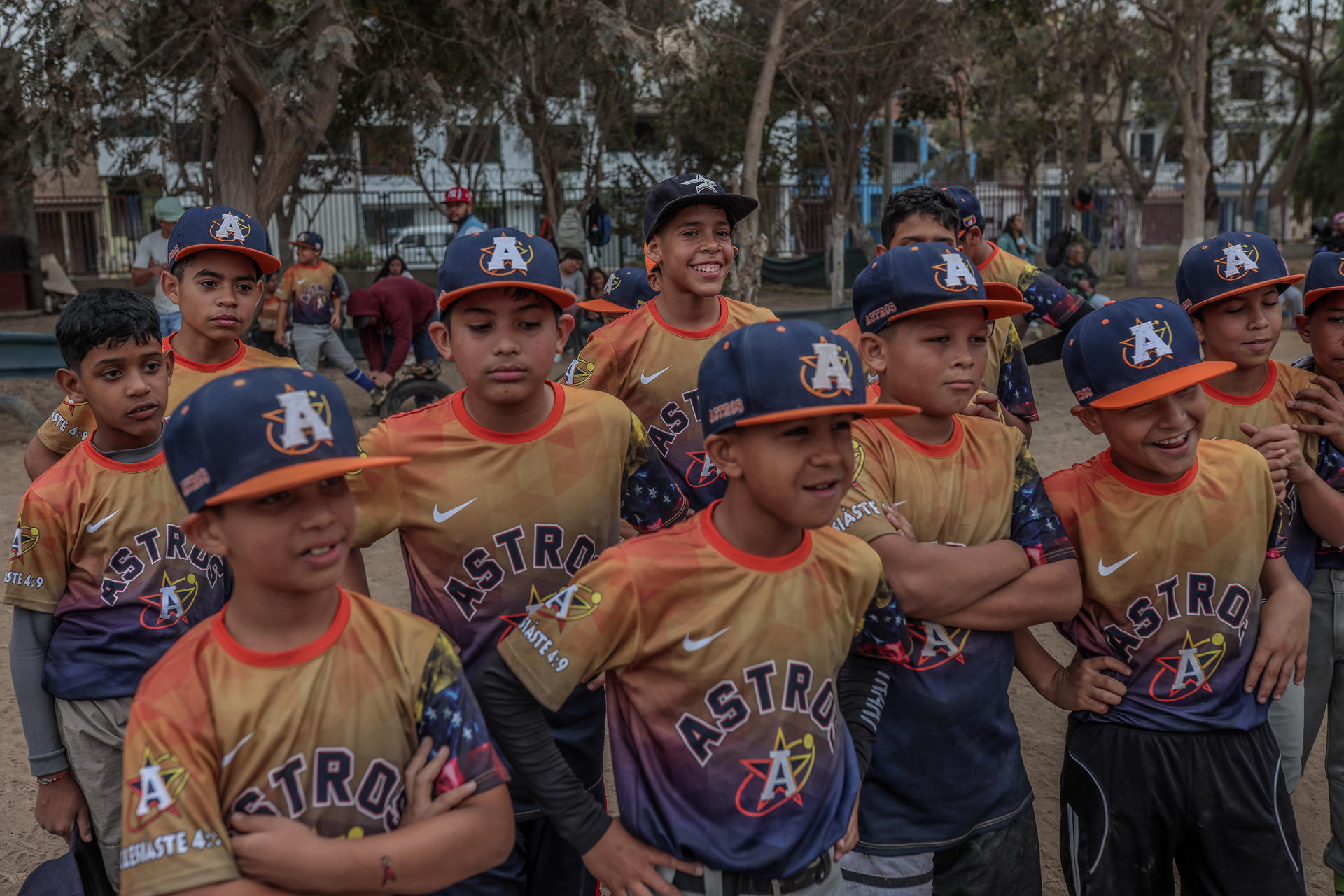 Varios niños juegan béisbol en una cancha el 11 de agosto de 2023, en Lima (Perú). EFE/Aldair Mejía