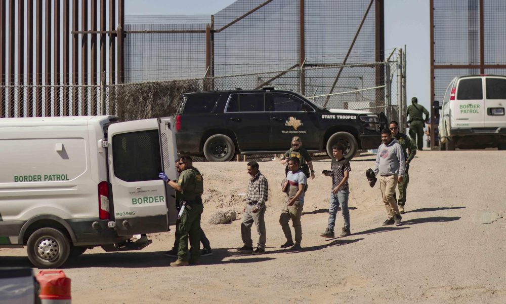 Migrantes detenidos son llevados por miembros de la Patrulla Fronteriza estadounidense a un vehículo, junto al muro fronterizo en El Paso, Texas (EE.UU). Imagen de archivo. EFE/ Jonathan Fernández