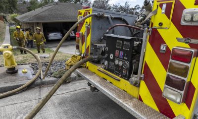 Bomberos combaten incendios forestales que se propagan detrás de viviendas en Kula, Hawái, EE.UU, este 13 de agosto de 2023. EFE/EPA/Etienne Laurent