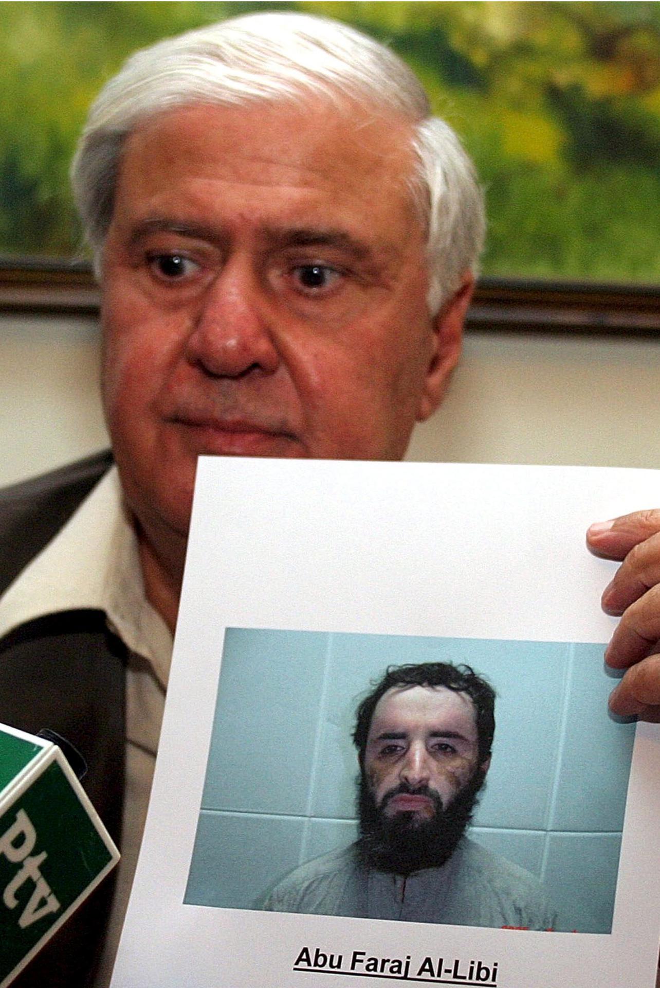 Fotografía de archivo del 4 de mayo de 2005 que muestra al entonces ministro del Interior pakistaní, Aftab Ahmed Khan, mientras enseña la fotografía del sospechoso de pertenecer al grupo terrorista islamista Al-Qaeda Abu Faraj Al-Libbi. EFE/ T.mughal