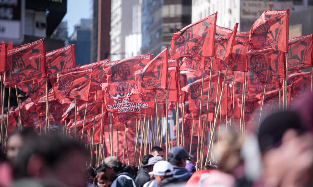 Manifestantes participan hoy, en una protesta para exigir justicia por la muerte en un operativo de Facundo Molares Schoenfeld, fotoperiodista argentino y exintegrante de la guerrilla colombiana de las FARC, en el Obelisco en Buenos Aires (Argentina). EFE/ Luciano González