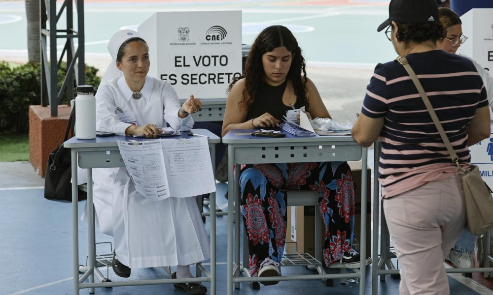 Ciudadanos acuden a votar durante la jornada de elecciones generales, en Guayaquil (Ecuador). EFE/Mauricio Dueñas Castañeda
