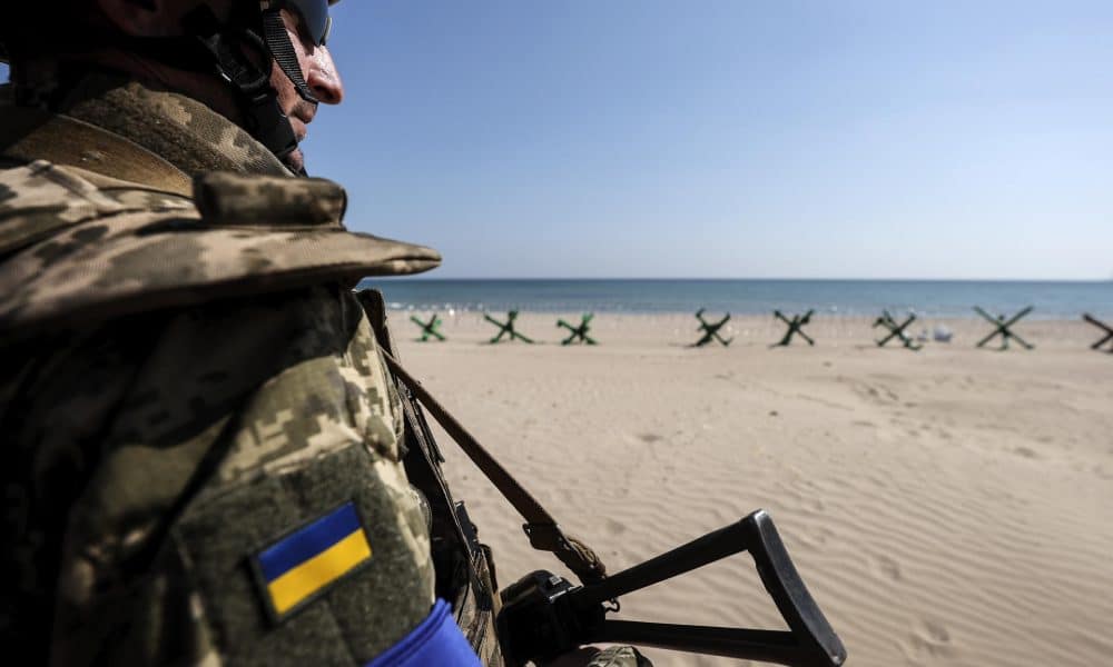 Un soldado ucraniano monta guardia en una de las playas que rodean la ciudad de Odesa. EFE/Manuel Bruque