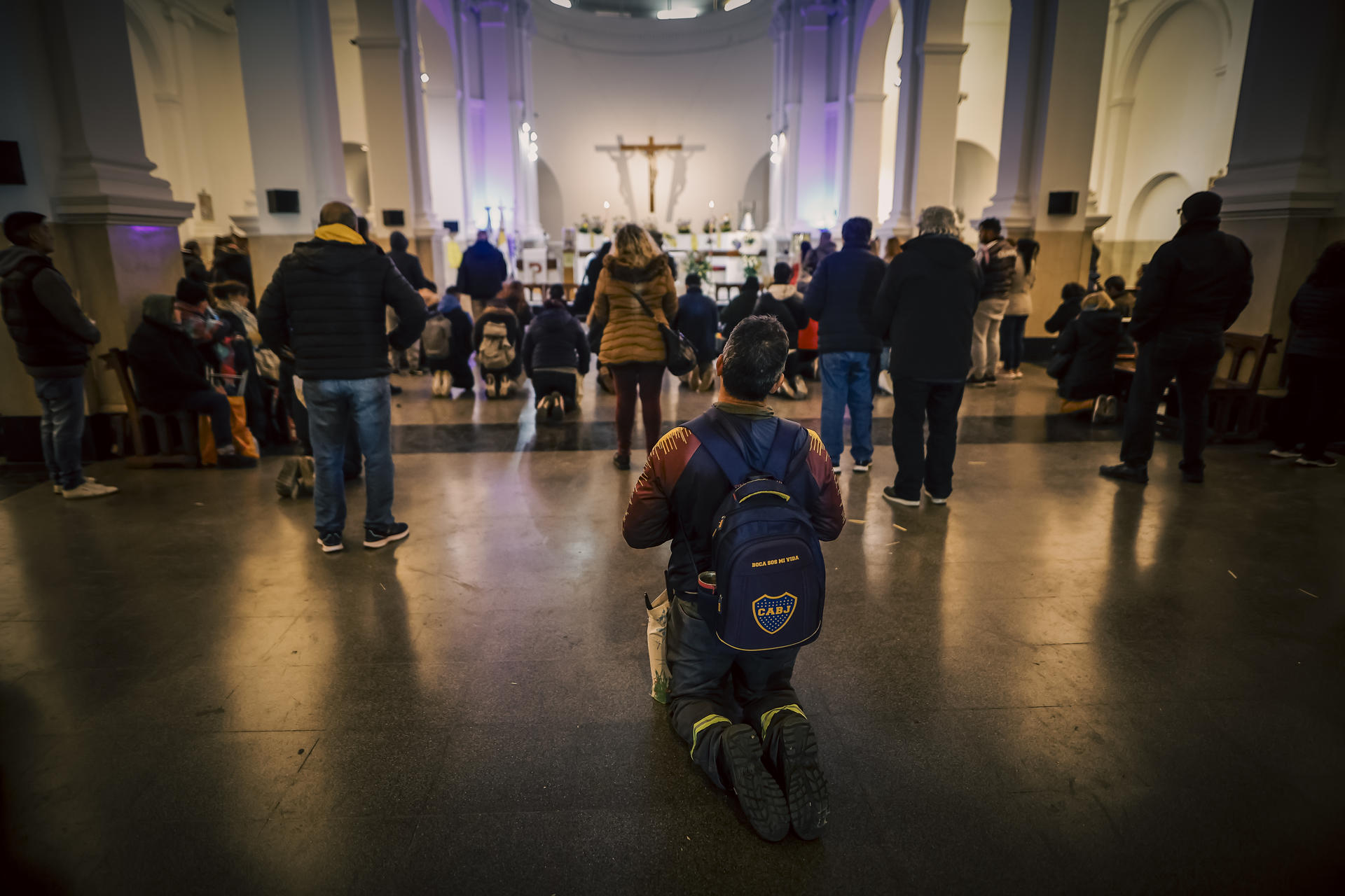 Creyentes acuden a la Iglesia de San Cayetano, patrono del trabajo, para agradecer y pedir por trabajo, hoy, en Buenos Aires (Argentina). EFE/Juan Ignacio Roncoroni