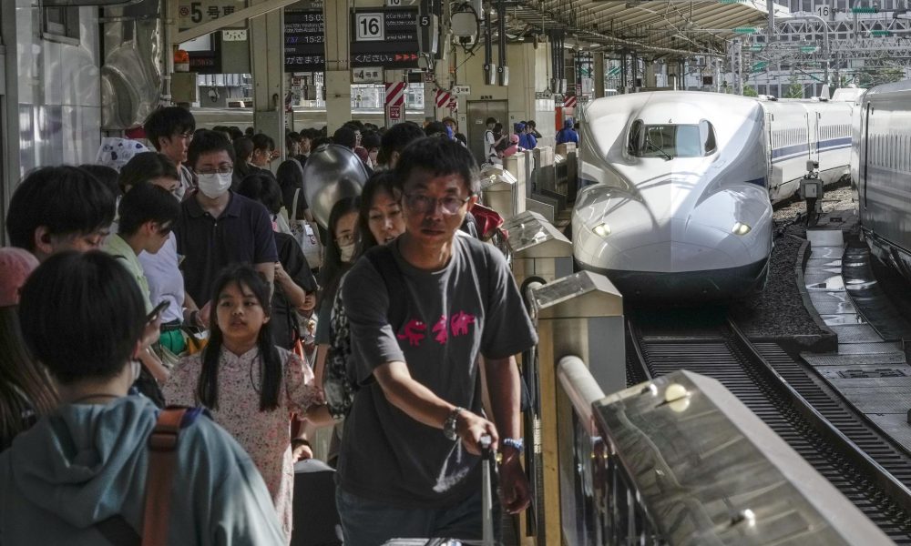 Un tren bala fue registrado este lunes, 14 de agosto, a su llegada a una estación, en Tokio (Japón). Varias líneas importantes del shinkansen -tren bala- quedaron suspendidas hacia y desde Tokio por las fuertes lluvias que provoca el pasó del ciclón tropical Lan por Japón. EFE/Kimimasa Mayama