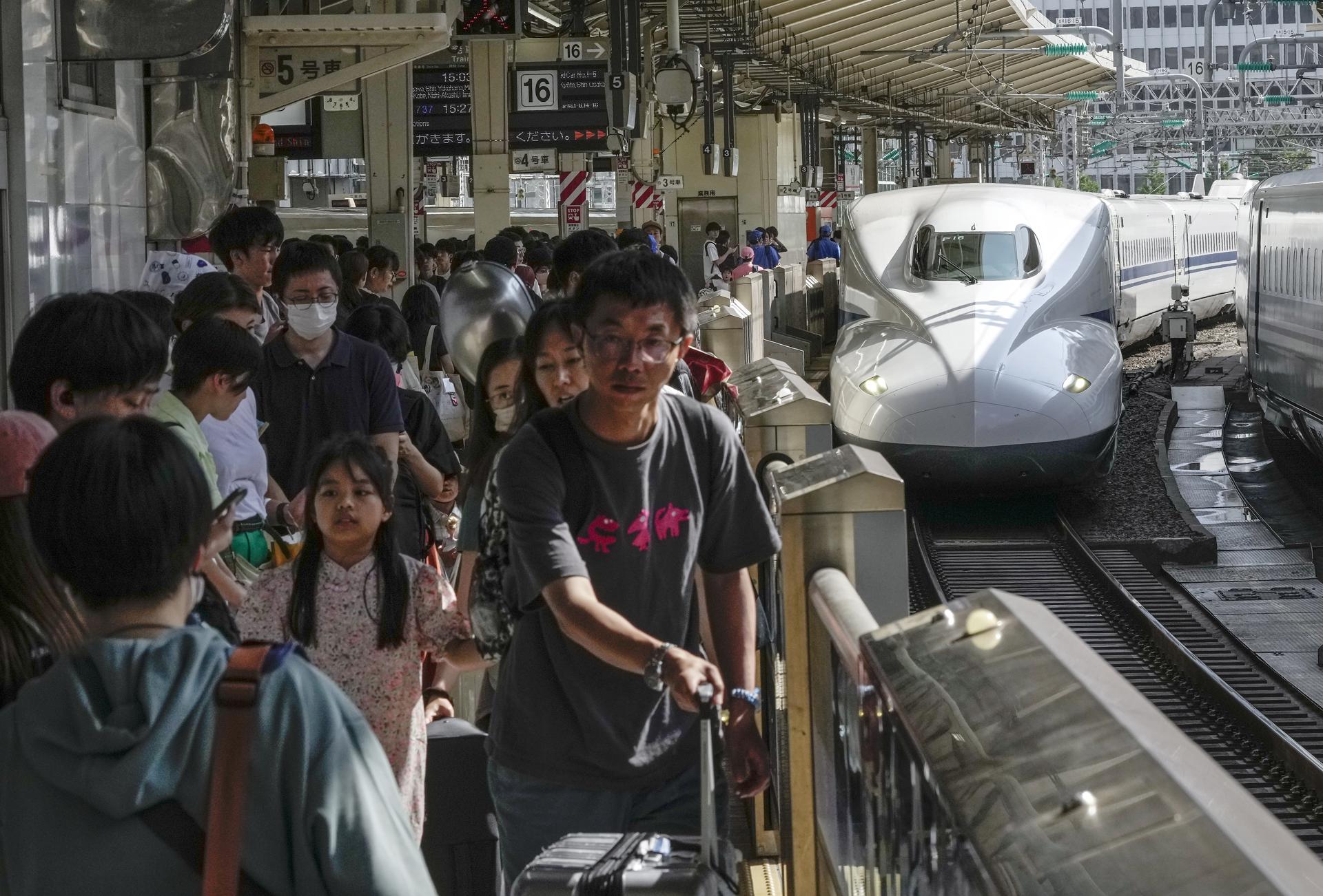 Un tren bala fue registrado este lunes, 14 de agosto, a su llegada a una estación, en Tokio (Japón). Varias líneas importantes del shinkansen -tren bala- quedaron suspendidas hacia y desde Tokio por las fuertes lluvias que provoca el pasó del ciclón tropical Lan por Japón. EFE/Kimimasa Mayama