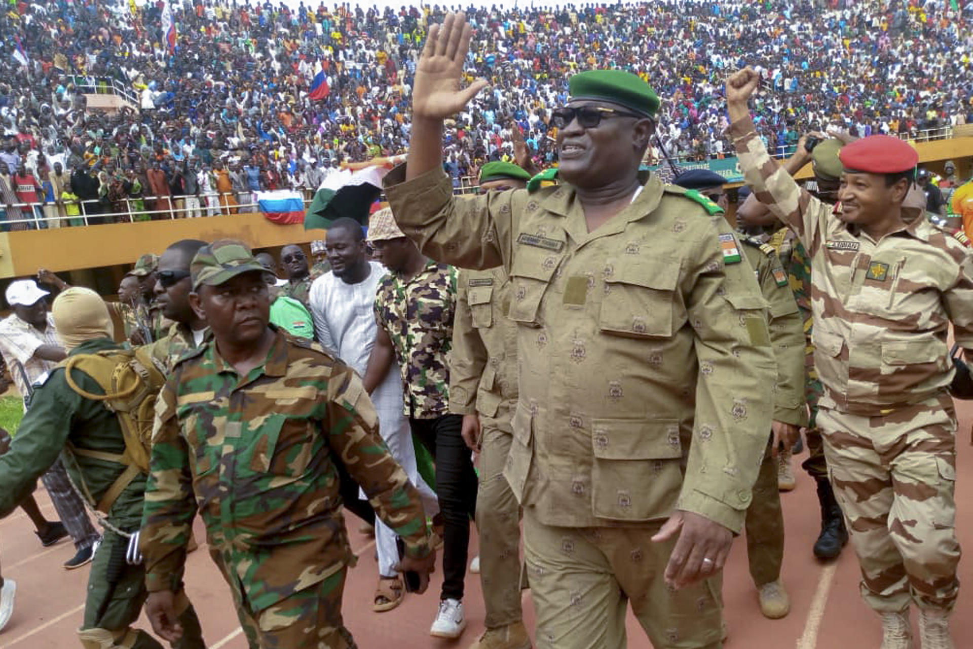 Imagen de archivo del general Mohamed Toumba, uno de los dirigentes de la junta golpista de Níger, autodenominada el Consejo Nacional de Salvaguardia de la Patria (CNSP), mientras saluda a los miles de manifestantes que el 6 de agosto de 2023 se concentraron en un estadio de Niamey para expresar su apoyo a la junta golpista. EFE/ Issa Ousseini