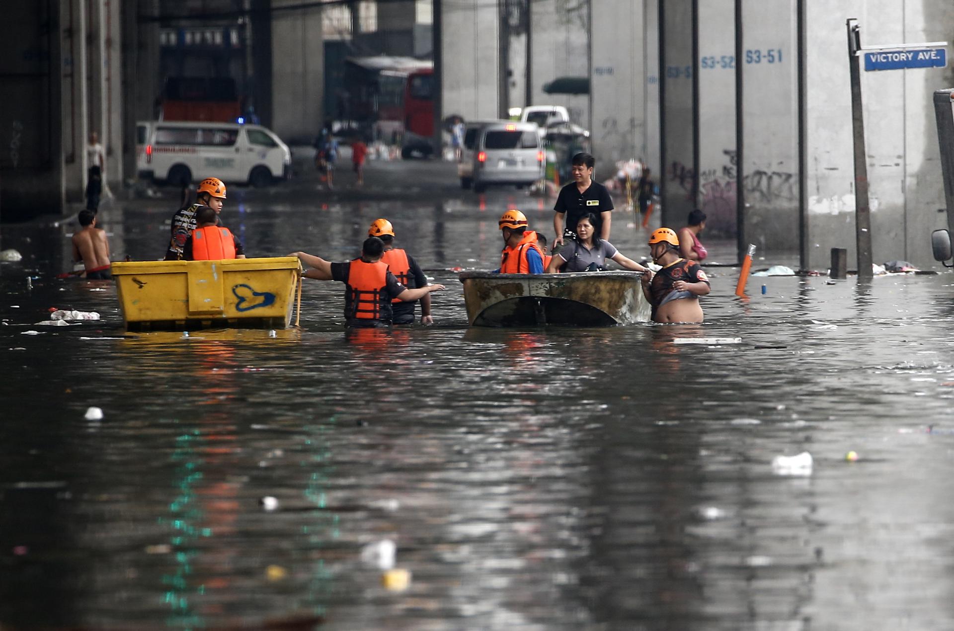 Emergency response teams use rafts to help transport residents along a flooded road in Quezon City, Metro Manila, Philippines, 31 August 2023. EFE/EPA/ROLEX DELA PENA