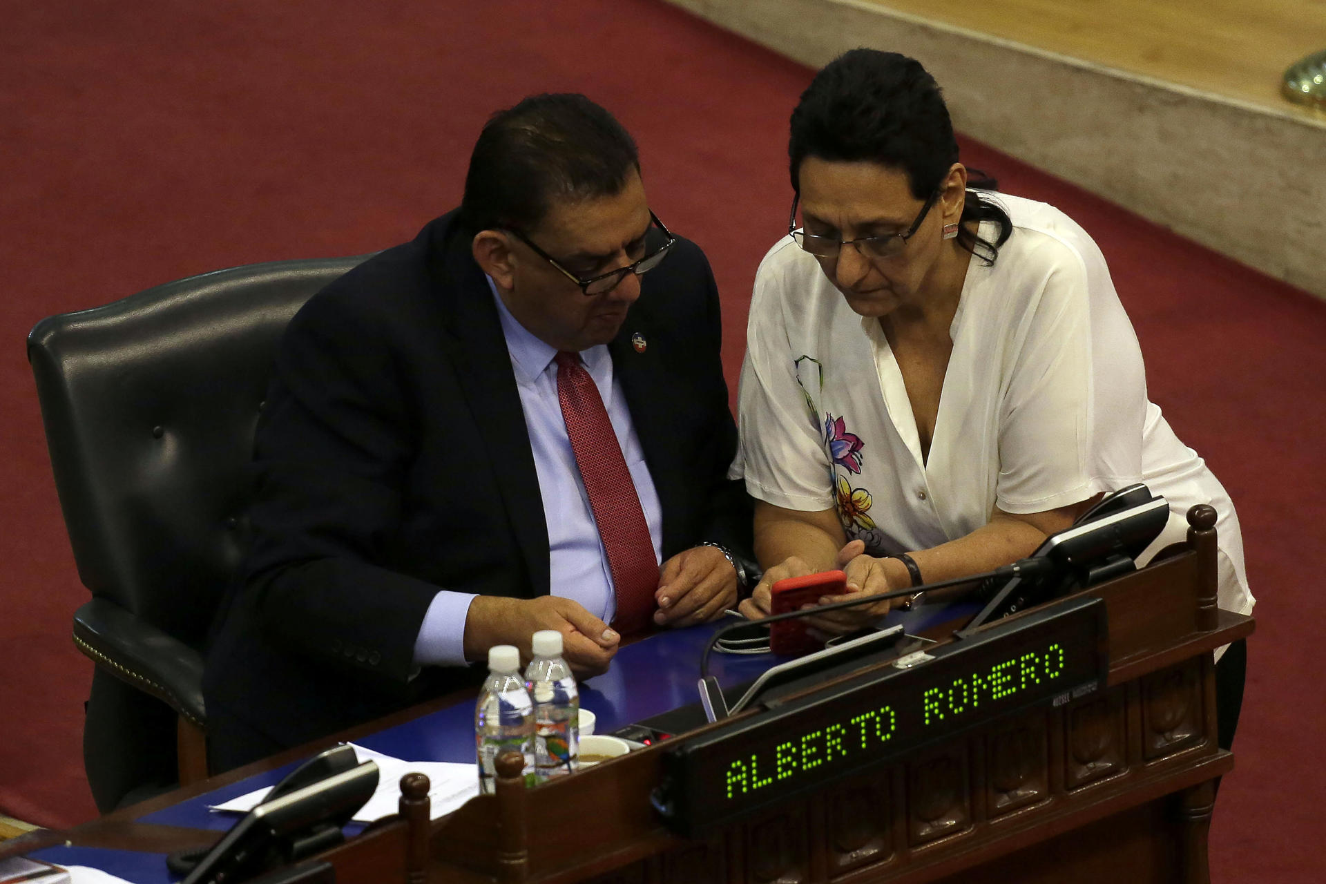 Fotografía de archivo en la que se registró al diputado Alberto Romero (i), durante una sesión plenaria de la Asamblea Legislativa de El Salvador, en la capital salvadoreña. EFE/Rodrigo Sura