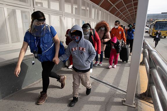 Solicitantes de asilo bajo el Protocolo de Protección a Migrantes cuando ingresan a los Estados Unidos por el Cruce Internacional Santa Fe en El Paso, Texas