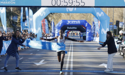 El atleta keniano Hillary Kipkoech cruza la línea de meta para ganar el Medio Maratón de Madrid en categoría masculina.  EFE/ Juan Carlos Hidalgo/Archivo