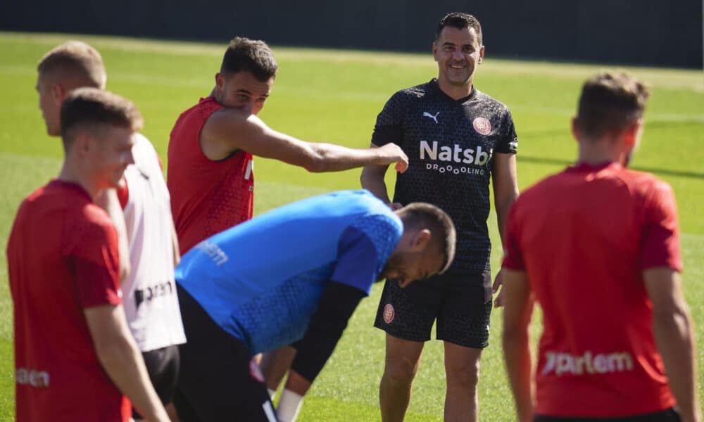 El entrenador del Girona FC, Míchel Sánchez, líder de la clasificación de LaLiga, junto a varios de sus jugadores, durante el entrenamiento que han realizado en el estadio de Montivili para preparar el partido de LaLiga que disputarán ante el Real Madrid, segundo en la clasificación. EFE/David Borrat.