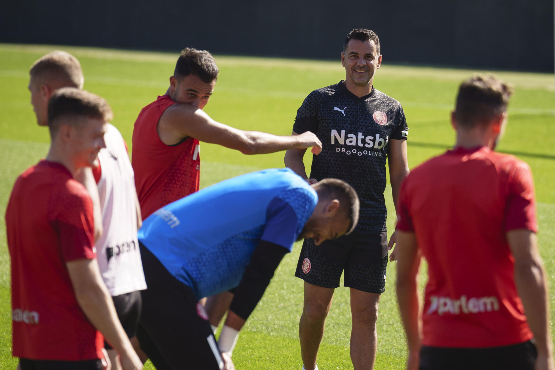 El entrenador del Girona FC, Míchel Sánchez, líder de la clasificación de LaLiga, junto a varios de sus jugadores, durante el entrenamiento que han realizado en el estadio de Montivili para preparar el partido de LaLiga que disputarán ante el Real Madrid, segundo en la clasificación. EFE/David Borrat.