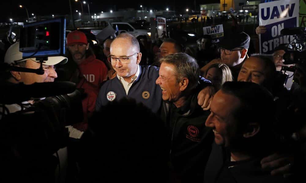 El presidente del sindicato United Auto Workers (UAW), Shawn Fain (c-i) y el vicepresidente Chuck Browning (c-d), animan a los miembros del UAW durante una huelga. EFE/EPA/MIKE MULHOLLAND