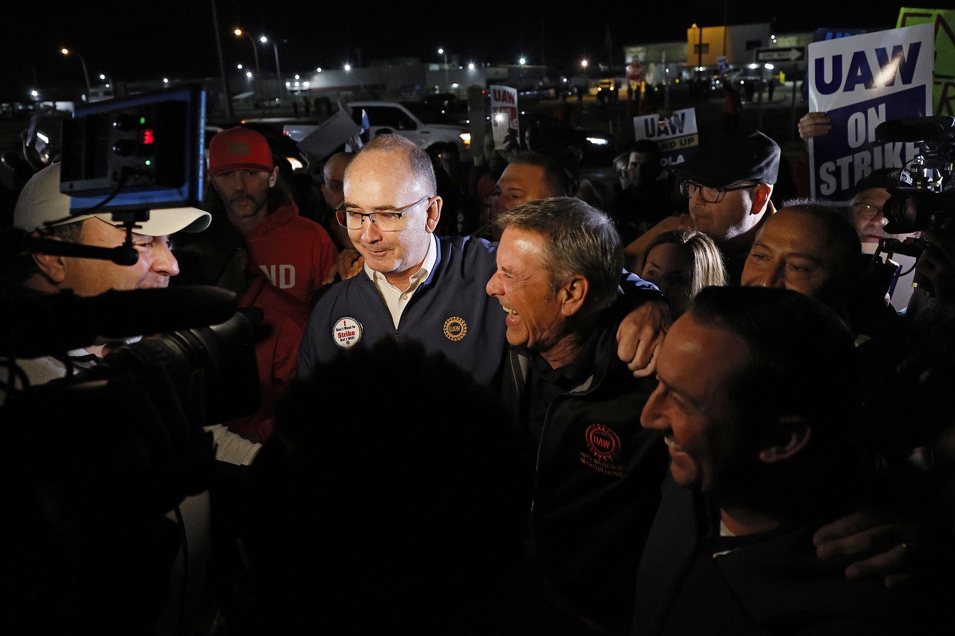 El presidente del sindicato United Auto Workers (UAW), Shawn Fain (c-i) y el vicepresidente Chuck Browning (c-d), animan a los miembros del UAW durante una huelga. EFE/EPA/MIKE MULHOLLAND