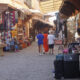 Vista de una calle comercial en Marrakech, que va recobrando poco a poco la normalidad tras el terremoto. EFE/María Traspaderne