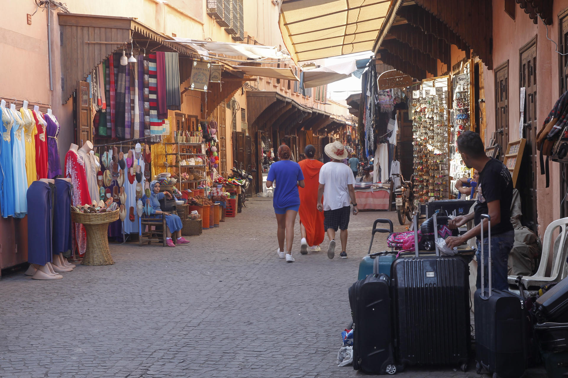 Vista de una calle comercial en Marrakech, que va recobrando poco a poco la normalidad tras el terremoto. EFE/María Traspaderne