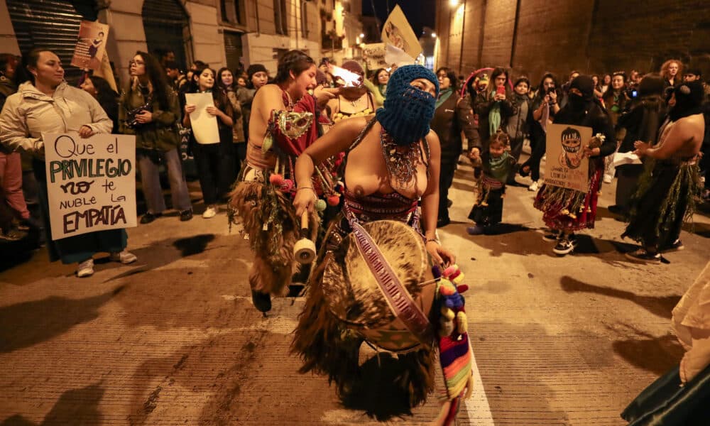 Cientos de personas se manifiestan hoy, en Quito (Ecuador). EFE/José Jácome