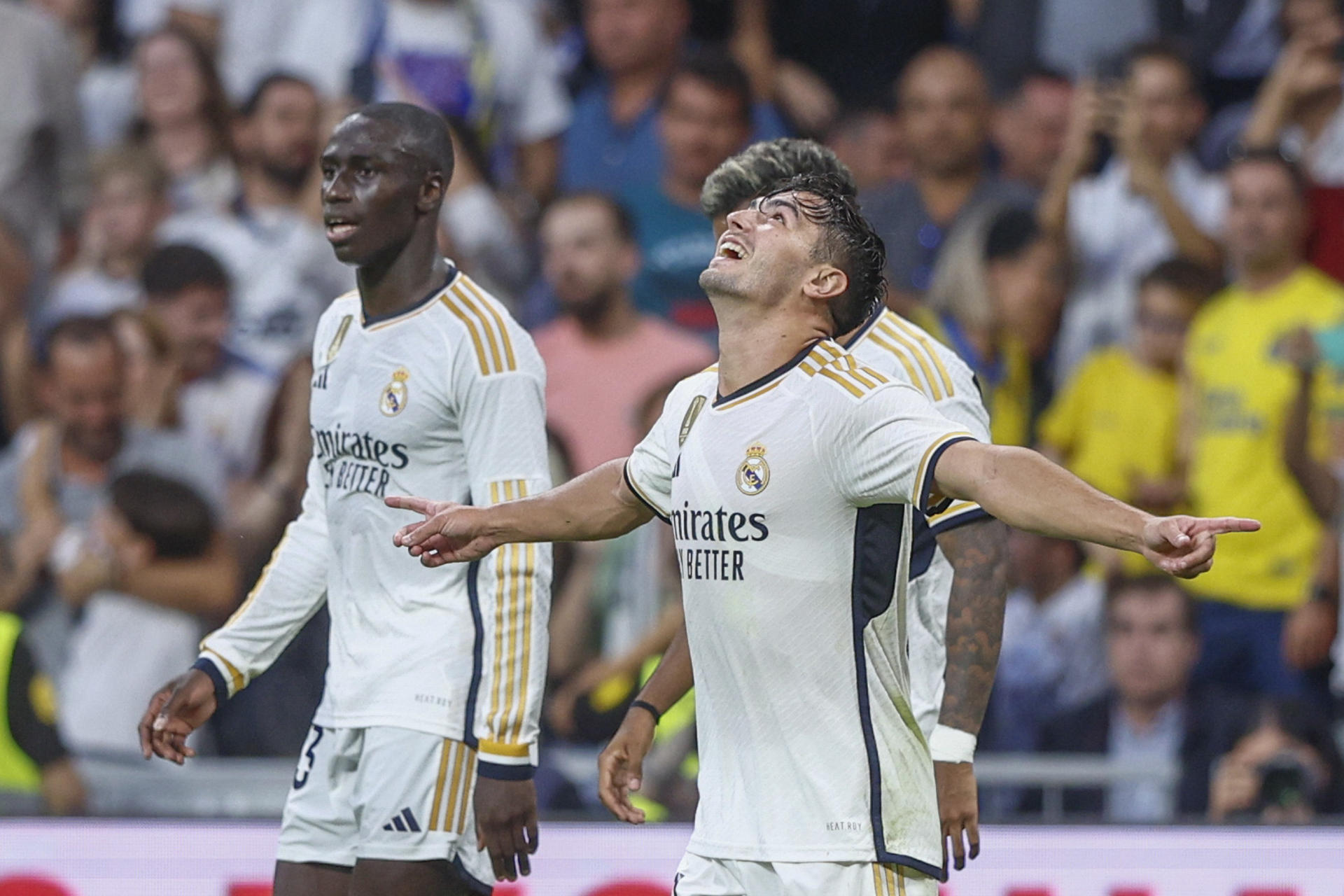 El centrocampista del Real Madrid, Brahim Díaz (d), celebra el primer gol del equipo madridista durante el encuentro correspondiente a la séptima jornada de primera división que disputaron frente a Las Palmas en el estadio Santiago Bernabéu, en Madrid. EFE / Rodrigo Jiménez.