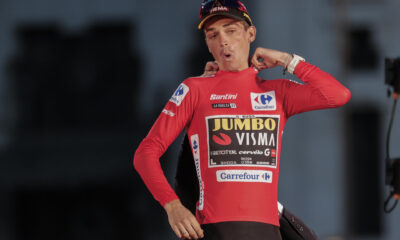 El ciclista estadounidense del Jumbo Visma, Sepp Kuss, recibe el maillot de lider en la clasificación general de la Vuelta Ciclista a España. EFE/Manu Bruque.