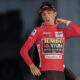 El ciclista estadounidense del Jumbo Visma, Sepp Kuss, recibe el maillot de lider en la clasificación general de la Vuelta Ciclista a España. EFE/Manu Bruque.