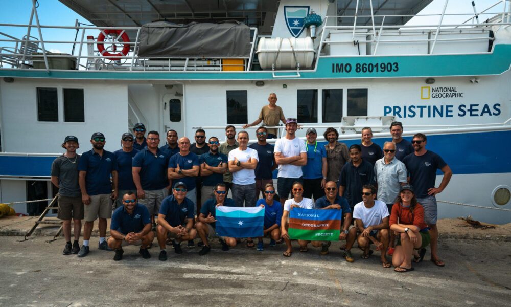 Imagen de Madison McClintock, de National Geographic Pristine Seas, de uso editorial, cedida por NG Pristine Seas. En el centro, el biólogo catalán Enric Sala junto al equipo. EFE/NGPS