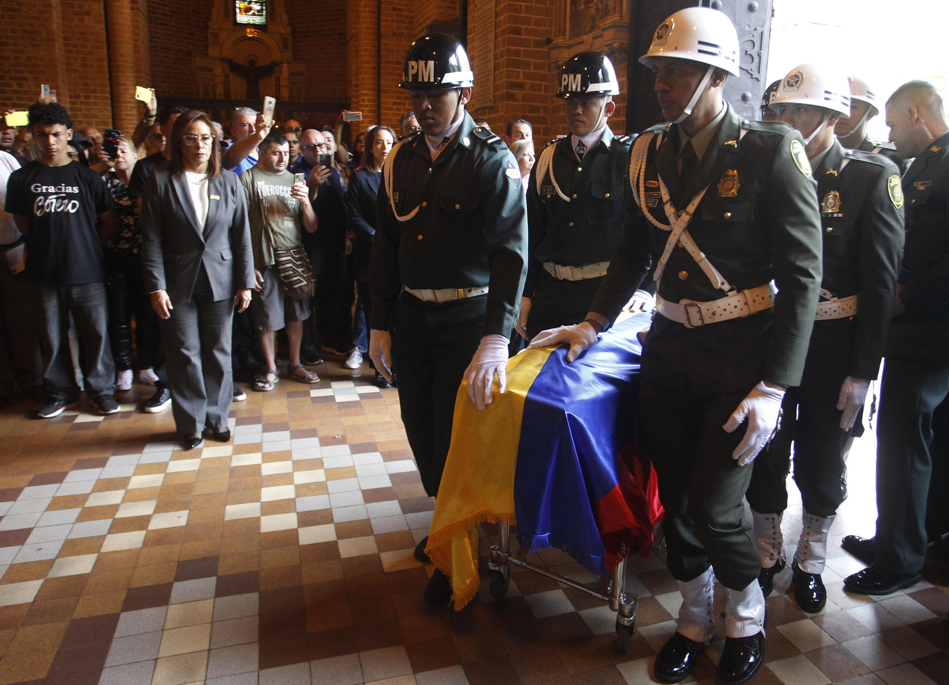 Miembros de la fuerza pública transportan el féretro a la misa y distintos homenajes de cuerpo presente del maestro Fernando Botero, en la Catedral Metropolitana en Medellín (Colombia). EFE/Luis Eduardo Noriega Arboleda