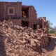 Un hombre observa una casa dañada mientras continúan las operaciones de apoyo y la distribución de tiendas de campaña impermeables y ayuda, en la aldea de Tifarouine, Marruecos, afectada por el terremoto, el 23 de septiembre de 2023. EFE/EPA/STR