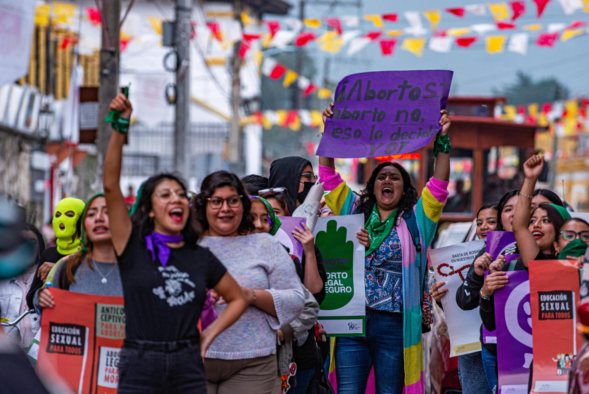 Mujeres indígenas acompañadas de varias organizaciones feministas protestan hoy, en la comunidad de San Cristóbal de las Casas estado de Chiapas (México). EFE/ Carlos López