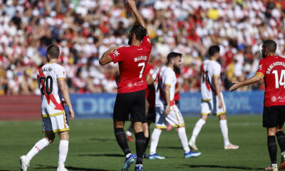 El delantero albanés del Mallorca Vedat Muriqi (2i) celebra el primer gol de su equipo durante el partido correspondiente a la jornada 8 de LaLiga EA Sports que enfrenta al Rayo Vallecano y RCD Mallorca este sábado en el Campo de Fútbol de Vallecas. EFE/ Rodrigo Jimenez