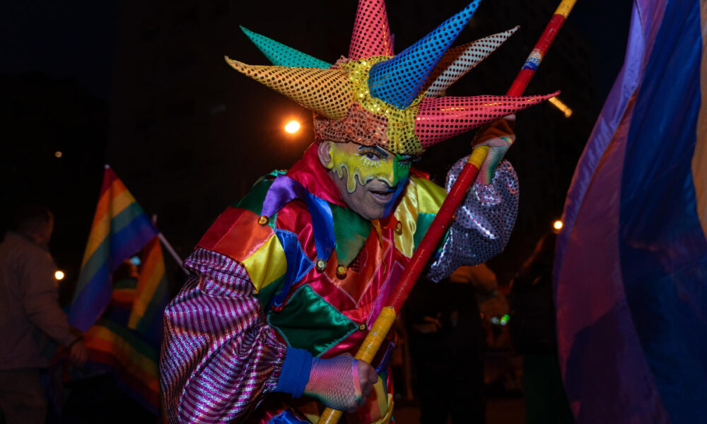 Un hombre con un disfraz multicolor fue registrado este viernes, 29 de septiembre, durante la marcha del Orgullo LGBT, en Montevideo (Uruguay). EFE/Meri Parrado