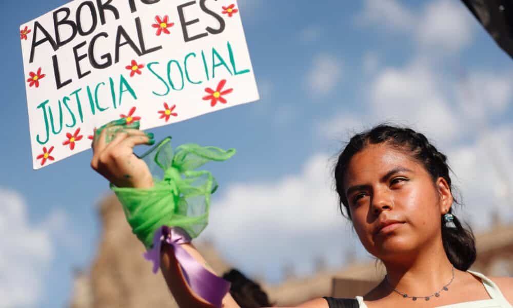 Mujeres participan en la marcha del día de acción global por el acceso al aborto legal, seguro y gratuito, hoy en Ciudad de México (México). EFE/Sáshenka Gutiérrez