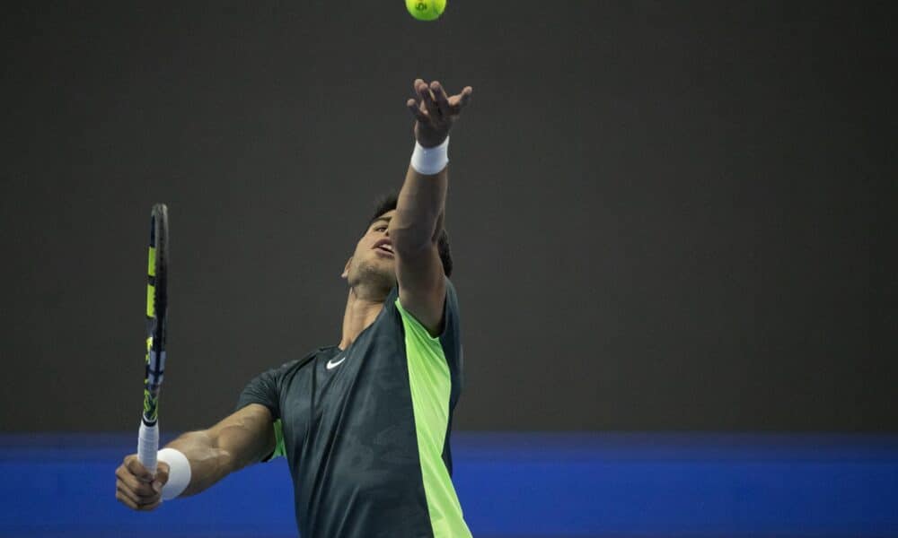 Carlos Alcaraz de España sirve contra Yannick Hanfmann de Alemania durante su primera ronda en el torneo de tenis Abierto de China, en Beijing, China. EFE/EPA/ANDRÉS MARTÍNEZ CASARES