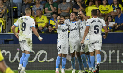 El defensa del Girona Éric García (3-d) celebra con sus compañeros tras marcar el 1-2 durante el encuentro de la jornada 7 de LaLiga EA Sports entre el Villarreal CF y el Girona FC. EFE/ Andreu Esteban