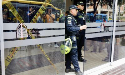 Integrantes de la Policía permanecen en la entrada del edificio donde funciona la revista Semana, el 29 de septiembre de 2023, en Bogotá (Colombia). EFE/Carlos Ortega
