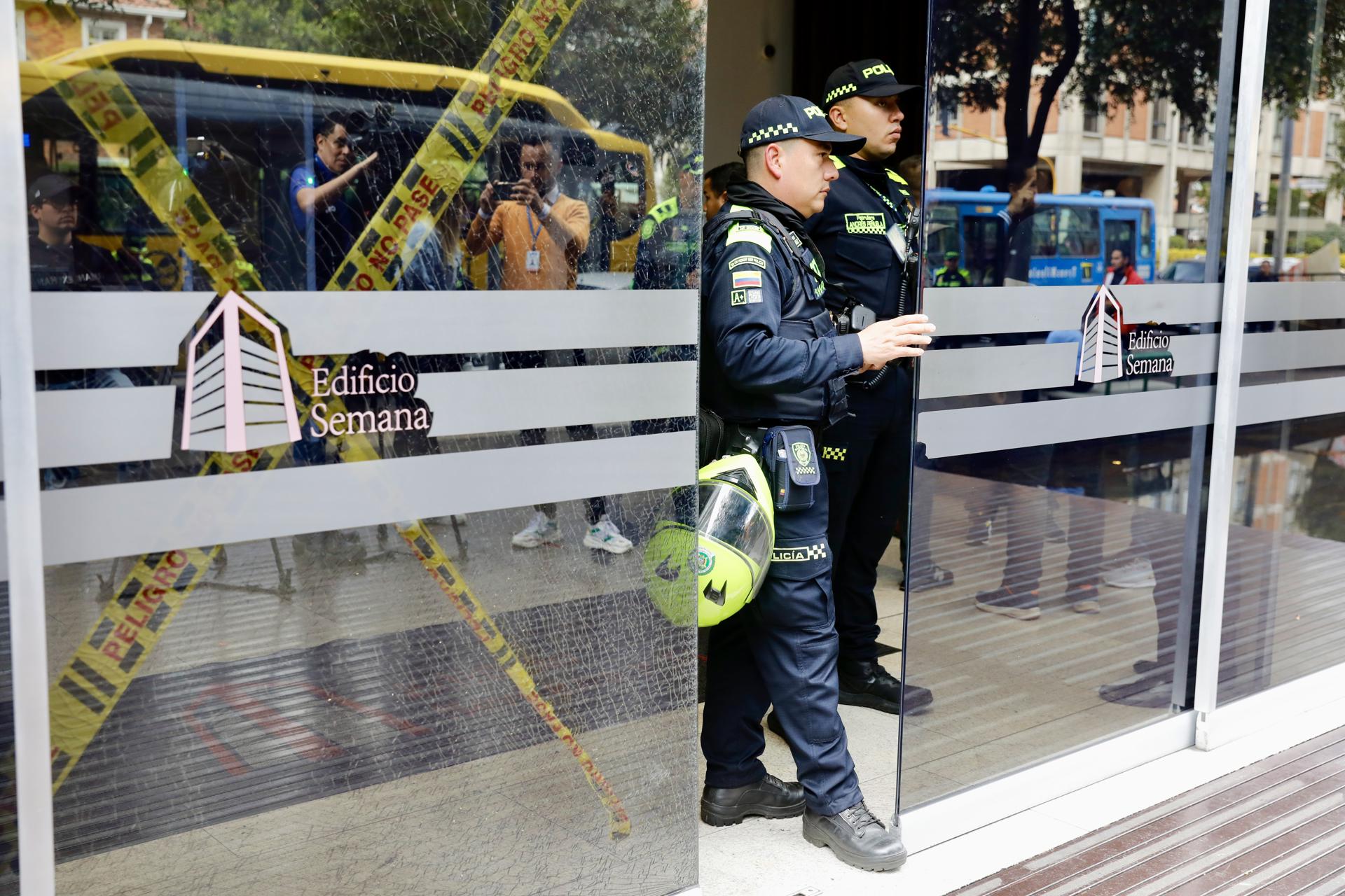 Integrantes de la Policía permanecen en la entrada del edificio donde funciona la revista Semana, el 29 de septiembre de 2023, en Bogotá (Colombia). EFE/Carlos Ortega