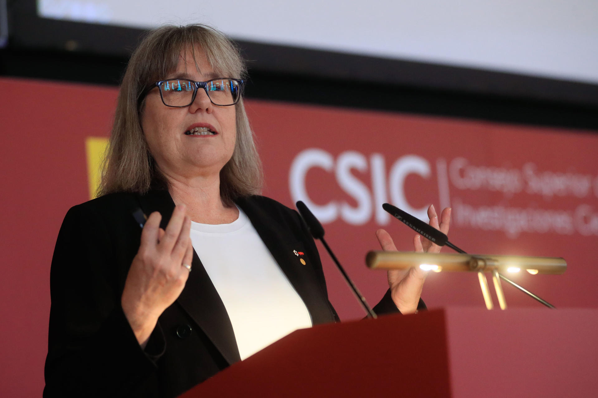 La Premio Nobel de Física en 2018, Donna Strickland tras recibir la Medalla de Oro del Centro Superior de Investigaciones Científicas (CSIC) durante un acto celebrado este jueves en la sede del CSIC en Madrid. EFE/ Fernando Alvarado