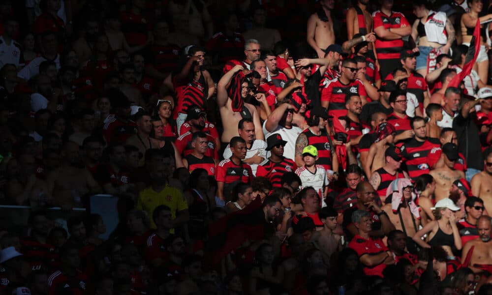 Hinchas de Flamengo asisten a un partido, en una fotografía de archivo. EFE/André Coelho